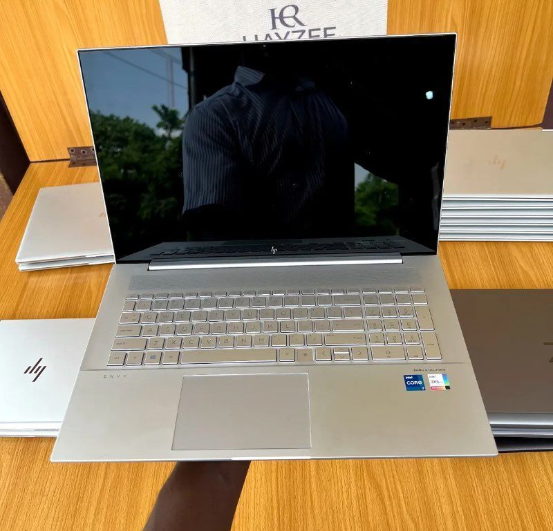 Ordinateurs Portables HP Envy 17-Ch0Xxx Intel Core i7 16 Go Ram 0Go Hdd 1To SSD 17"